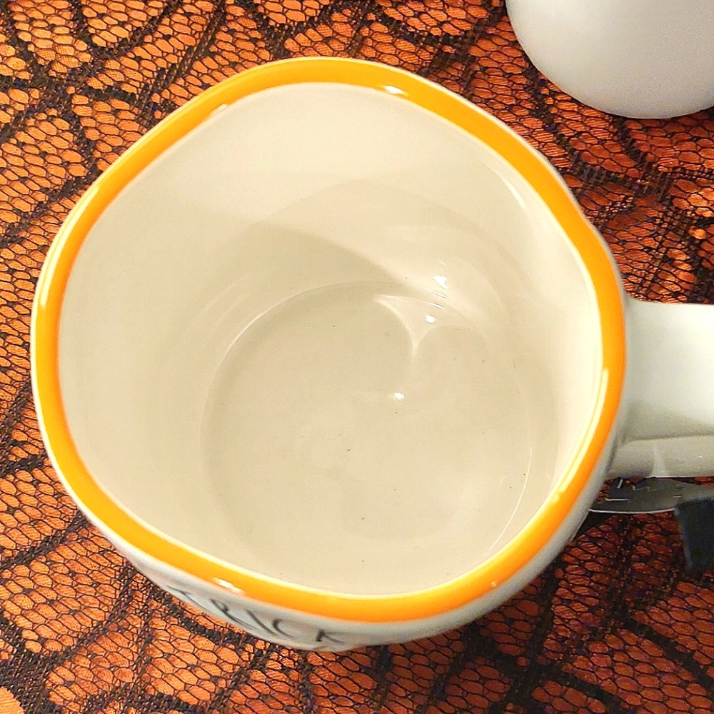 🐈🎃 Rae Dunn "TRICK OR TREAT" Adorable Mummy Cat & Bats Glossy Finish Mug NWT - Picture 7 of 8